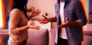 Ekonomik zorluklar yaşayan tartışan çift görseli