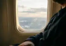 En ucuz uçak bileti ne zaman alınır: Yüzde 17 indirim sağlayan sihirli pencere! En ucuz uçak bileti rezervasyon zamanlarını ve Google Flights verilerini gösteren dijital ekran ve bilet görseli.