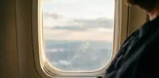 En ucuz uçak bileti rezervasyon zamanlarını ve Google Flights verilerini gösteren dijital ekran ve bilet görseli.