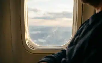 En ucuz uçak bileti ne zaman alınır: Yüzde 17 indirim sağlayan sihirli pencere! En ucuz uçak bileti rezervasyon zamanlarını ve Google Flights verilerini gösteren dijital ekran ve bilet görseli.