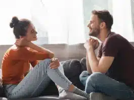 Birbirine sevgiyle bakan ve iletişim kuran mutlu bir çift, sağlıklı bir ilişkide bağ kurma sürecini temsil ediyor.