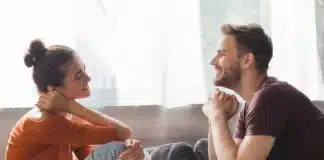 Birbirine sevgiyle bakan ve iletişim kuran mutlu bir çift, sağlıklı bir ilişkide bağ kurma sürecini temsil ediyor.