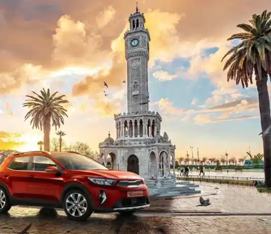 İzmir araç kiralama ile şehir merkezi, sahil yolu ve çevre ilçeleri özgürce keşfetmeyi yansıtan gerçekçi sahne