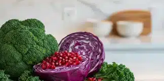 Kanserden korunma sağlayan taze kış sebzeleri ve meyvelerinden oluşan sağlıklı beslenme tabağı