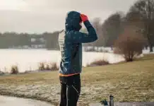 Kışın egzersiz yaparken sağlığınızı korumanın 8 altın kuralı Kışın egzersiz yapmak için doğru ısınma ve kıyafet seçimi tekniklerini anlatan bilgilendirici spor görseli