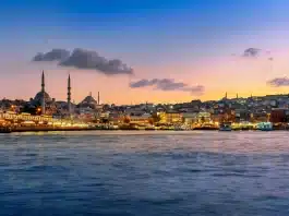 Saç Ekimi Istanbul: Modern Teknikler ve Tıbbi Süreç Hakkında Bilgiler Saç ekimi Istanbul, saç ekimi ve saç restorasyonu temasını yansıtan, markası görünmeyen modern bir aracın sade ve yazısız fotoğrafik kompozisyonu