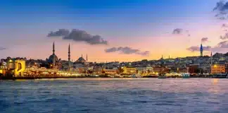 Saç Ekimi Istanbul: Modern Teknikler ve Tıbbi Süreç Hakkında Bilgiler Saç ekimi Istanbul, saç ekimi ve saç restorasyonu temasını yansıtan, markası görünmeyen modern bir aracın sade ve yazısız fotoğrafik kompozisyonu