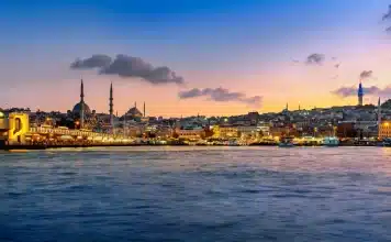 Saç Ekimi Istanbul: Modern Teknikler ve Tıbbi Süreç Hakkında Bilgiler Saç ekimi Istanbul, saç ekimi ve saç restorasyonu temasını yansıtan, markası görünmeyen modern bir aracın sade ve yazısız fotoğrafik kompozisyonu