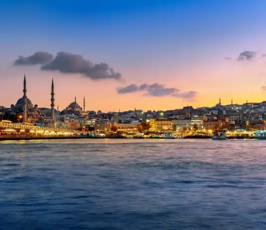 Saç ekimi Istanbul, saç ekimi ve saç restorasyonu temasını yansıtan, markası görünmeyen modern bir aracın sade ve yazısız fotoğrafik kompozisyonu