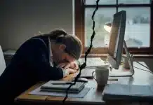 İş dünyasında yeni kavram “Sessiz Çatlama” İş dünyasında sessiz çatlama kavramını simgeleyen, ofis ortamında motivasyon kaybı yaşayan çalışan görseli.