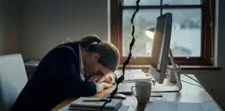 İş dünyasında sessiz çatlama kavramını simgeleyen, ofis ortamında motivasyon kaybı yaşayan çalışan görseli.