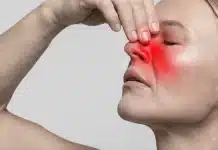 Sinüzit belirtileri ve burun tıkanıklığına karşı nasal yıkama yapan bir kişi görseli