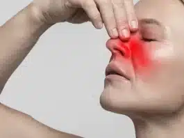 Sinüzit belirtileri ve burun tıkanıklığına karşı nasal yıkama yapan bir kişi görseli