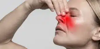 Kış kabusu sinüzit ile vedalaşın: Burun tıkanıklığı ve enfeksiyonlara karşı bilimsel koruma kalkanı Sinüzit belirtileri ve burun tıkanıklığına karşı nasal yıkama yapan bir kişi görseli