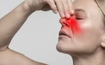 Sinüzit belirtileri ve burun tıkanıklığına karşı nasal yıkama yapan bir kişi görseli