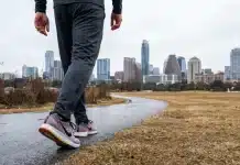 Yürüyüşün mucizevi gücü: Erken ölüm riskini yüzde 30 azaltan basit bir adım Yürüyüş ve fiziksel aktivite ile erken ölüm riski arasındaki ilişkiyi gösteren modern şehir manzarası