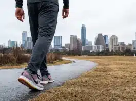 Yürüyüş ve fiziksel aktivite ile erken ölüm riski arasındaki ilişkiyi gösteren modern şehir manzarası