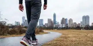 Yürüyüşün mucizevi gücü: Erken ölüm riskini yüzde 30 azaltan basit bir adım Yürüyüş ve fiziksel aktivite ile erken ölüm riski arasındaki ilişkiyi gösteren modern şehir manzarası