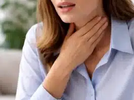 Yutma güçlüğü ve göğüs ağrısıyla ilişkilendirilen özofagus kanseri belirtilerini simgeleyen tıbbi görsel.