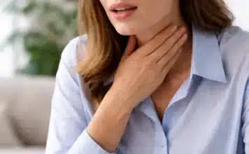 Yutma güçlüğü ile başlayan tehlike: Özofagus kanseri nasıl fark edilir? Yutma güçlüğü ve göğüs ağrısıyla ilişkilendirilen özofagus kanseri belirtilerini simgeleyen tıbbi görsel.