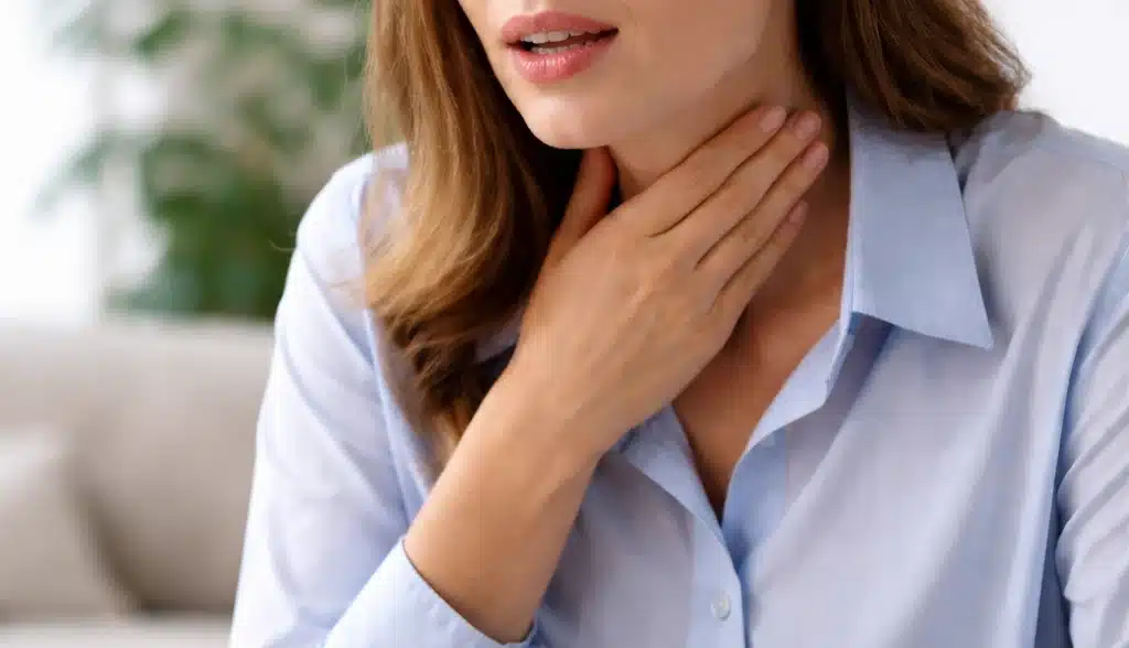 Yutma güçlüğü ve göğüs ağrısıyla ilişkilendirilen özofagus kanseri belirtilerini simgeleyen tıbbi görsel.