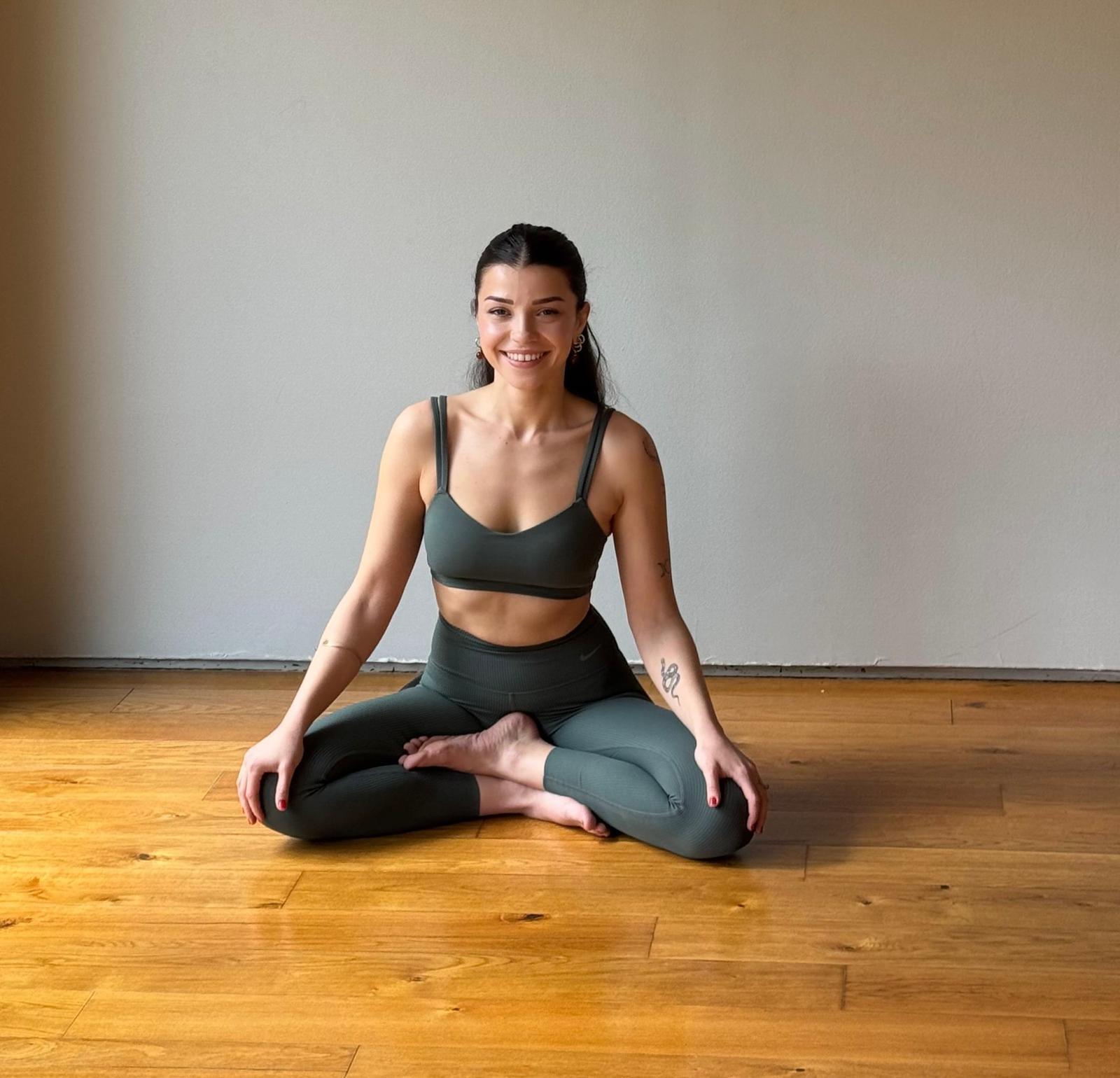 İrem Temel yoga ve kakao seremonisi üzerine konuşurken