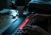 Dijital intikamın yeni yüzü doxxing: Gençlerin kişisel verileri tehlikede! Gençlerin sosyal medya üzerinden kişisel verilerinin doxxing ile ifşa edilmesini temsil eden görsel