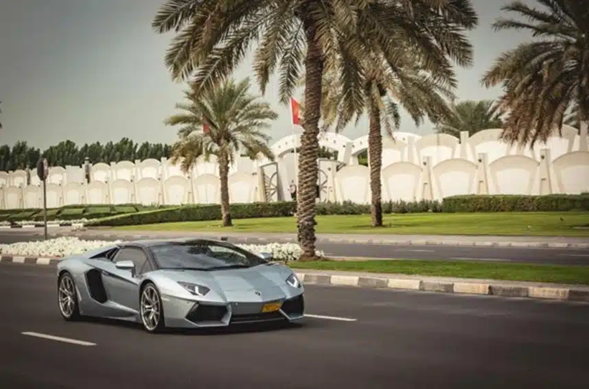 Dubai’de Lamborghini Kiralamada En İyi Zaman rehberi, hafta içi fiyat avantajı, kilometre limiti ve depozito detayları