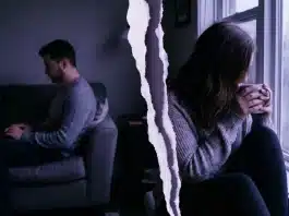 İlişkilerde kış hüznü: Çiftlerde kışın yaşanan ‘doğal uzaklaşma’ kış aylarında evde ayrı koltuklarda oturan huzurlu çift ve ilişkilerde kış hüznü teması