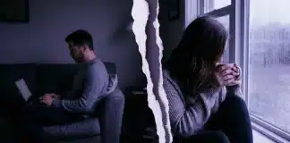 İlişkilerde kış hüznü: Çiftlerde kışın yaşanan ‘doğal uzaklaşma’ kış aylarında evde ayrı koltuklarda oturan huzurlu çift ve ilişkilerde kış hüznü teması