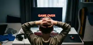 Oyun bağımlılığı nasıl anlaşılır sorusuna yanıt arayan, oyun oynarken öfkelenen çocukların davranışsal değişimleri.