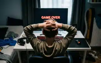 Oyun oynarken öfkelenen çocuklara dikkat: Oyun bağımlılığı nasıl anlaşılır? Oyun bağımlılığı nasıl anlaşılır sorusuna yanıt arayan, oyun oynarken öfkelenen çocukların davranışsal değişimleri.