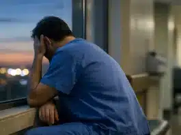 Vardiyalı çalışma melatonin hormonu seviyelerini düşürüyor Gece vardiyasında çalışan bir bireyin melatonin hormonu seviyelerini korumak için uyku ortamı