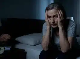 Yetersiz uyku ve beyin sağlığı arasındaki kritik ilişki: Şeker ve susuzluğa dikkat! yetersiz uyku ve beyin sağlığı ilişkisini temsil eden gece uykusu