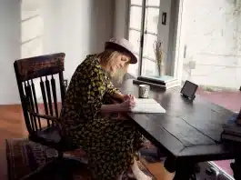 Denemeler Nasıl Kolay Yazılır, deneme yazma teknikleri ve tez cümlesi nasıl yazılır konularını anlatan öğrenci