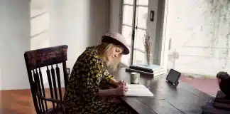 Denemeler Nasıl Kolay Yazılır, deneme yazma teknikleri ve tez cümlesi nasıl yazılır konularını anlatan öğrenci