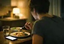 Neden ekran olmadan yemek yiyemiyoruz? İşte beynimizi bozan dijital illüzyon Ekran olmadan yemek yiyememek beynimizi nasıl etkiliyor?