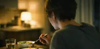 Neden ekran olmadan yemek yiyemiyoruz? İşte beynimizi bozan dijital illüzyon Ekran olmadan yemek yiyememek beynimizi nasıl etkiliyor?