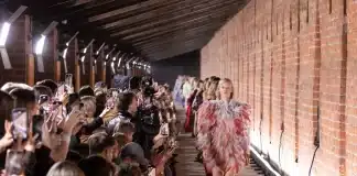 Emre Erdemoğlu Moskova Moda Haftası defilesinde No Apologies koleksiyonu ve güçlü siluetlere sahip tasarımlar