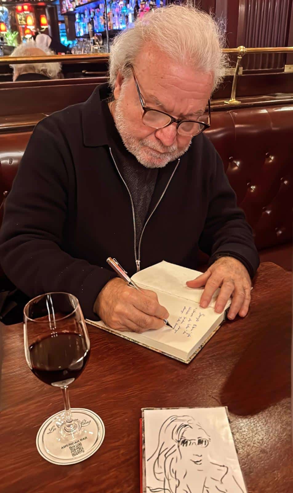Nedim Gürsel kitap imzalıyor