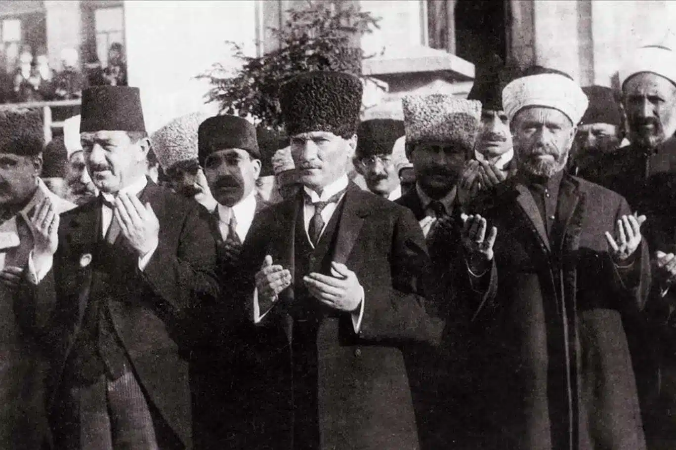 23 Nisan 1920 günü, Hacı Bayram Veli Camii'nde kılınan cuma namazı