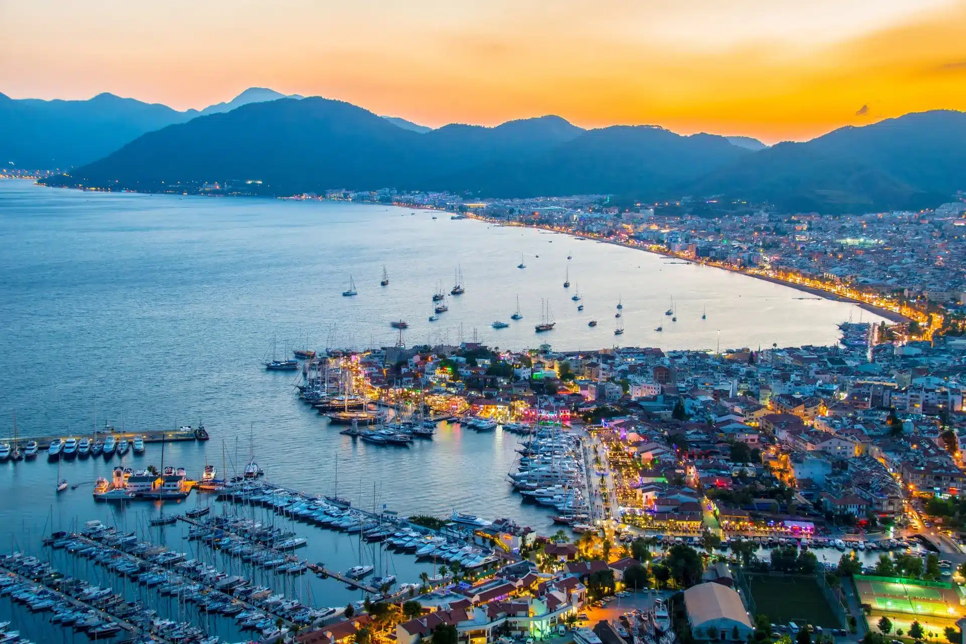 marmaris marina yat limanı ve barlar sokağı.