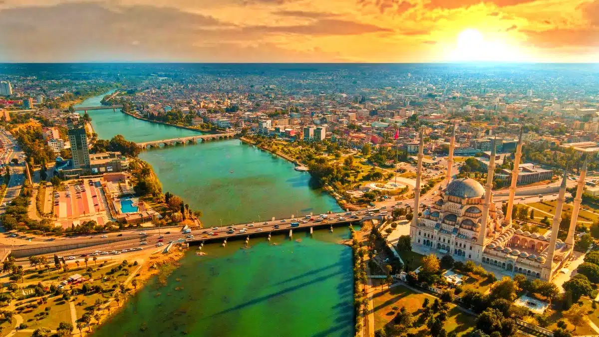 Uçak bileti alarak metropol stresinden uzaklaşıp Adana gibi kültürel derinliği olan şehirlere yapılan kısa tatiller.