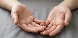 Aşırı terleme hangi hastalıkların belirtisi olabilir? Aşırı terleme nedenleri ve ter bezlerinin çalışma mekanizması