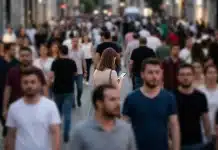 Toplumsal bir salgın: Kalabalıklar içinde “insansız” kalma hali nedir? Yalnızlık ve kalabalıklar içinde yalnızlaşma hissini simgeleyen şehir görüntüsü