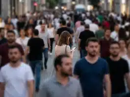 Toplumsal bir salgın: Kalabalıklar içinde “insansız” kalma hali nedir? Yalnızlık ve kalabalıklar içinde yalnızlaşma hissini simgeleyen şehir görüntüsü