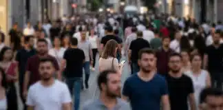 Toplumsal bir salgın: Kalabalıklar içinde “insansız” kalma hali nedir? Yalnızlık ve kalabalıklar içinde yalnızlaşma hissini simgeleyen şehir görüntüsü