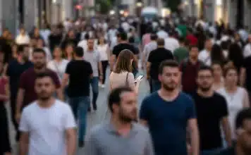 Toplumsal bir salgın: Kalabalıklar içinde “insansız” kalma hali nedir? Yalnızlık ve kalabalıklar içinde yalnızlaşma hissini simgeleyen şehir görüntüsü