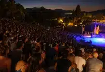 Muğla’da Sanat Rüzgarı – Datça Konserlerinden Tiyatro Gösterimlerine Tüm Etkinlikler Bubilet’te! Muğla Etkinlikleri Datça Konserleri kapsamında düzenlenen açık hava konserleri, tiyatro gösterimleri ve yaz festivalleri atmosferi.