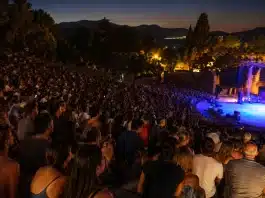Muğla’da Sanat Rüzgarı – Datça Konserlerinden Tiyatro Gösterimlerine Tüm Etkinlikler Bubilet’te! Muğla Etkinlikleri Datça Konserleri kapsamında düzenlenen açık hava konserleri, tiyatro gösterimleri ve yaz festivalleri atmosferi.